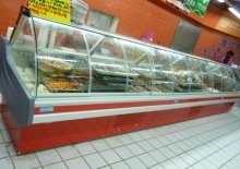 O supermercado fino independente do alimento indica o refrigerador, contador traseiro contrário da exposição da carne