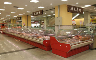 Os pratos de vidro curvados apresentam o supermercado fino indicam o refrigerador com o termostato de Digitas Elitech